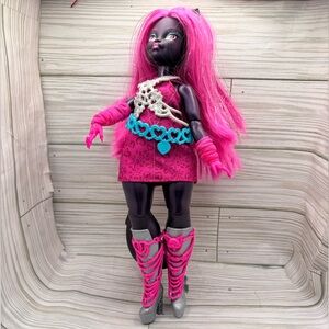 Monster High Catty Noir Plus Size Doll with Tail 11 inches tall